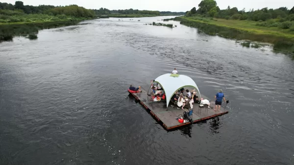 Plosta brauciens pa Daugavu